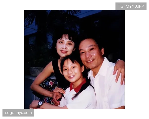 朱琳家的冰箱里塞满蛋白粉，连饮料都按克称着喝