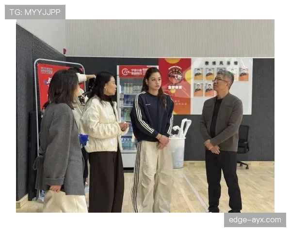 余依婷穿得跟电影明星似的，谁还敢说网球圈没时尚女王？